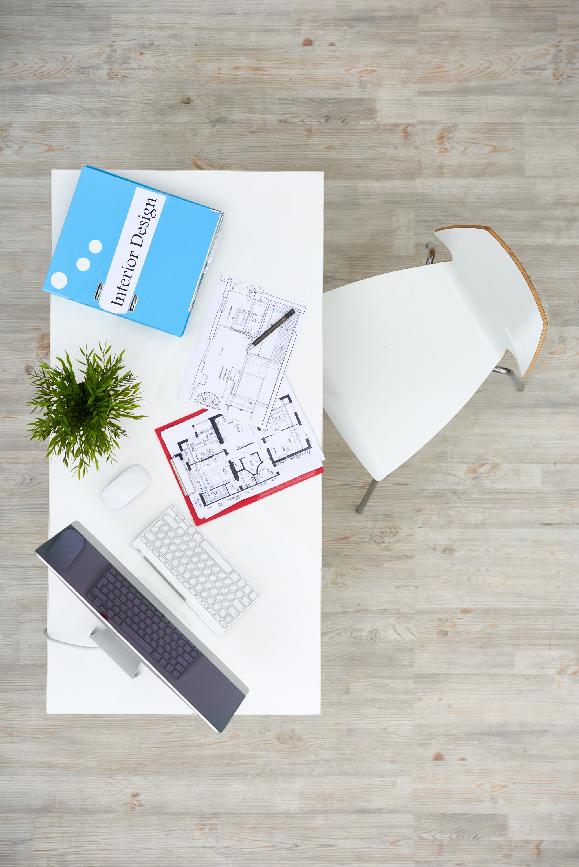 Birou modern cu planuri imobiliare pe masă